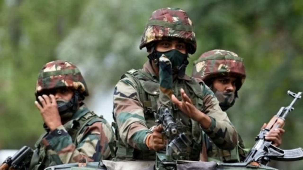 പൂഞ്ചിലെ ടെറിടോറിയൽ ആർമി ക്യാമ്പിൽ വെടിവയ്പ്പ്, സഹപ്രവർത്തകന്റെ വെടിയേറ്റ് രണ്ട് സൈനികർ മരിച്ചു പൂഞ്ചിലെ ടെറിടോറിയൽ ആർമി ക്യാമ്പിൽ വെടിവയ്പ്പ്, സഹപ്രവർത്തകന്റെ വെടിയേറ്റ് രണ്ട് സൈനികർ മരിച്ചു