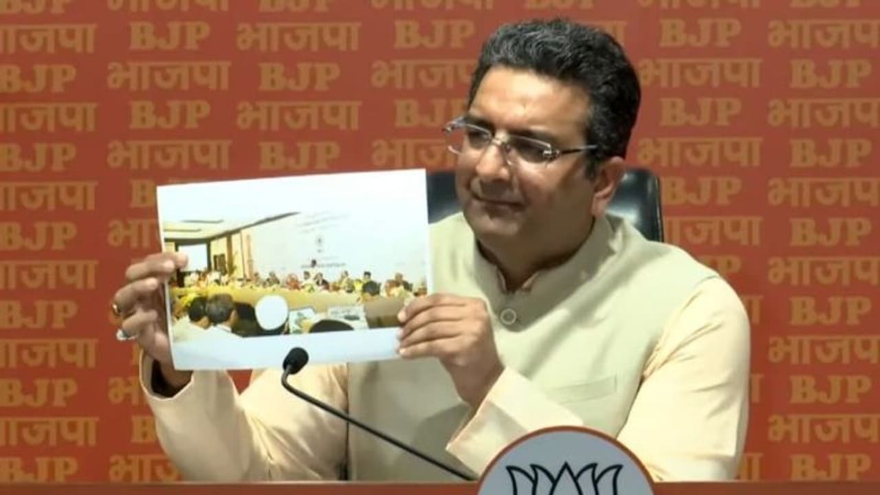 BJP targets ex VP Hamid Ansari, claims he had links with 'ISI spy' BJP targets ex VP Hamid Ansari, claims he had links with 'ISI spy'