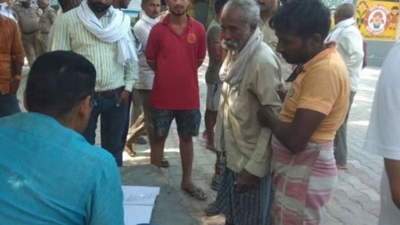 प्रेमिका से मिलने आए युवक को परिजनों ने पेड़ में बांधकर बेरहमी से पीटा, नहीं भरा मन तो घटना को दिया अंजाम प्रेमिका से मिलने आए युवक को परिजनों ने पेड़ में बांधकर बेरहमी से पीटा, नहीं भरा मन तो घटना को दिया अंजाम