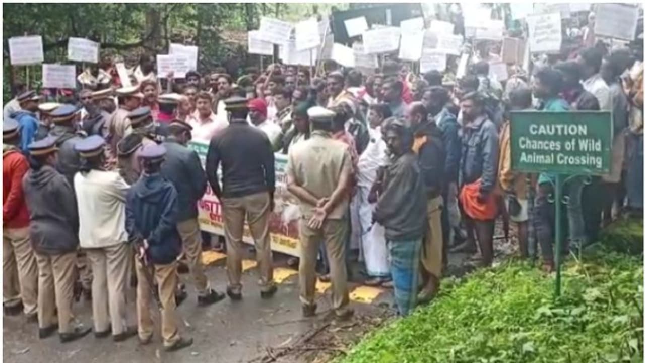 നാടിനെ ഒന്നാകെ സ്തംഭിപ്പിച്ച് ബഫർ സോൺ വിരുദ്ധ സമരം നാടിനെ ഒന്നാകെ സ്തംഭിപ്പിച്ച് ബഫർ സോൺ വിരുദ്ധ സമരം