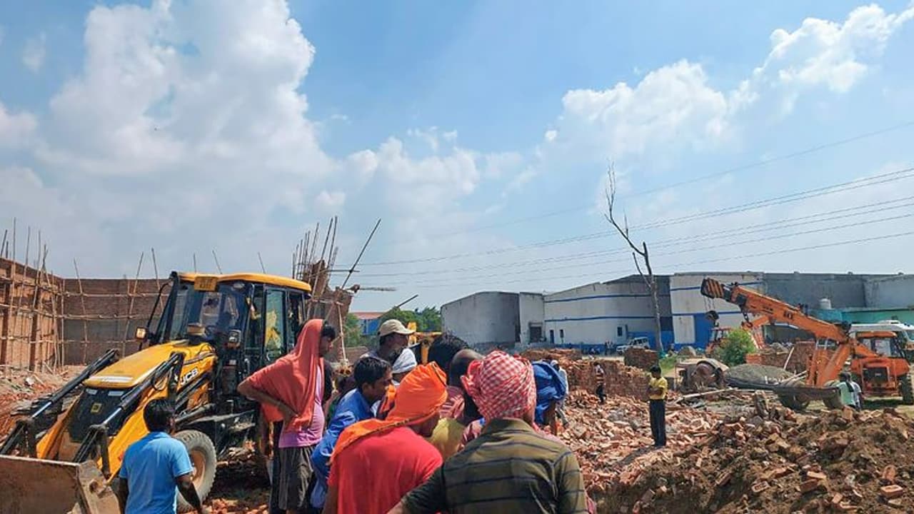 ಕುಸಿದ ನಿರ್ಮಾಣ ಹಂತದ ಗೋಡೆ, ಆರು ಕಾರ್ಮಿಕರ ಸಾವು ಕುಸಿದ ನಿರ್ಮಾಣ ಹಂತದ ಗೋಡೆ, ಆರು ಕಾರ್ಮಿಕರ ಸಾವು