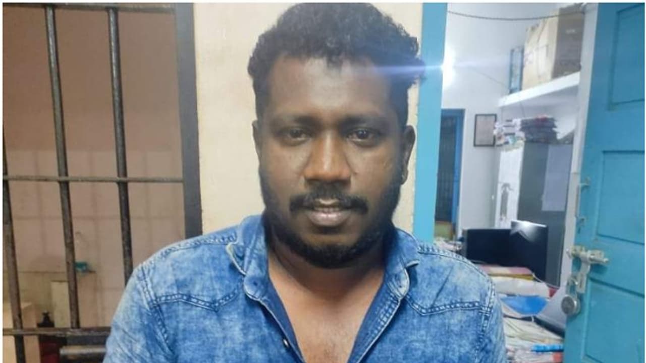 കളി ജയിച്ചാലും തോറ്റാലും സ്റ്റമ്പ് ഊരി തല്ലുന്ന 'സ്റ്റമ്പർ അനീഷ്'; ഓട്ടോകൂലി കൊടുക്കാതെ ഡ്രൈവറെ തല്ലി, പിടിയിൽ കളി ജയിച്ചാലും തോറ്റാലും സ്റ്റമ്പ് ഊരി തല്ലുന്ന 'സ്റ്റമ്പർ അനീഷ്'; ഓട്ടോകൂലി കൊടുക്കാതെ ഡ്രൈവറെ തല്ലി, പിടിയിൽ