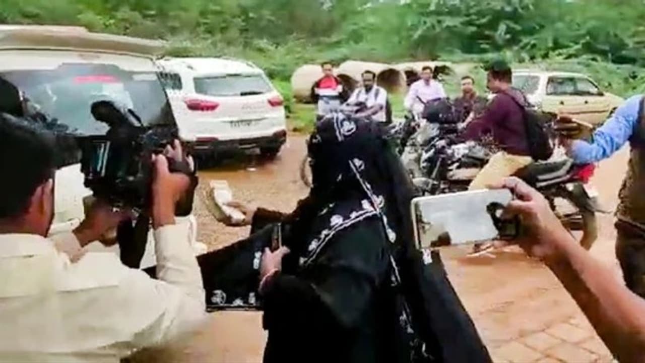 சித்தராமையா கொடுத்த பணத்தை வீசி எறிந்த பெண்… வைரலாகும் வீடியோ!!