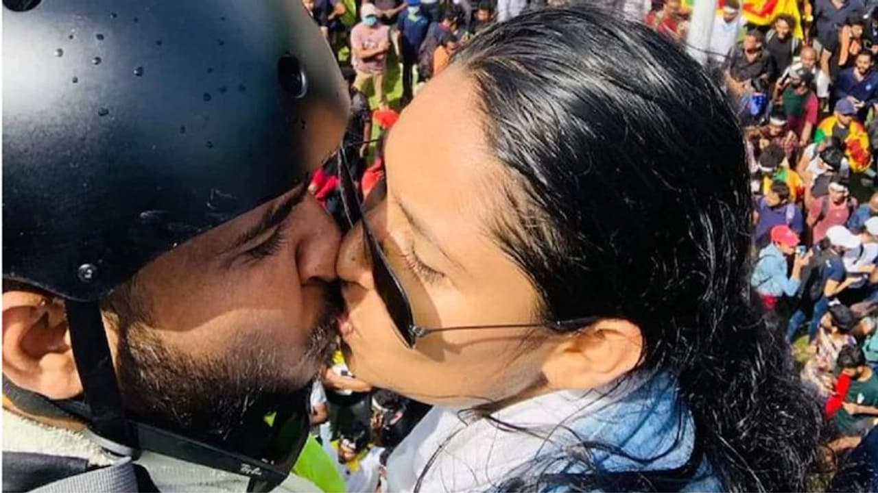 Sri Lanka Protest : കത്തുന്ന ശ്രീലങ്കന്‍ പ്രക്ഷോഭത്തിനിടയില്‍ ചുടുചുംബനം, വൈറലായി ഫോട്ടോ! 