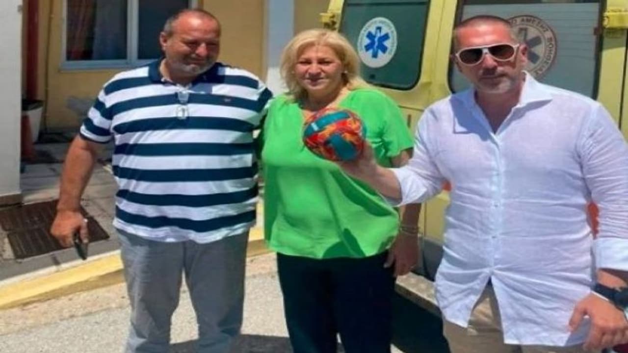 डूबते को तिनके का सहारा तो बहुत सुना आपने, देखिए समुद्र में डूबते को मिला फुटबाल का सहारा डूबते को तिनके का सहारा तो बहुत सुना आपने, देखिए समुद्र में डूबते को मिला फुटबाल का सहारा