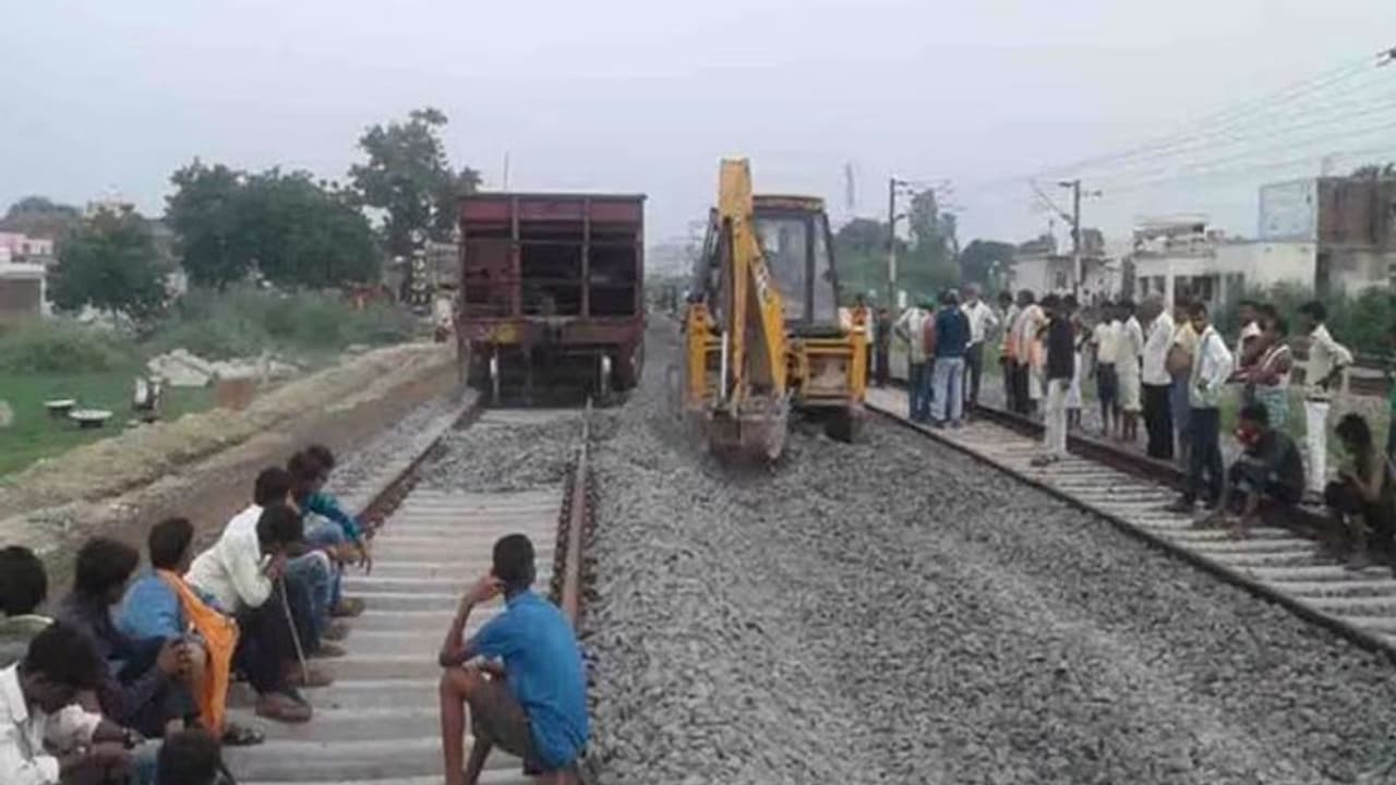 प्रेमी युगल ने कुछ इस तरह से खत्म करी अपनी जीवनलीला, कहानी जानकर हो जाएंगे हैरान प्रेमी युगल ने कुछ इस तरह से खत्म करी अपनी जीवनलीला, कहानी जानकर हो जाएंगे हैरान