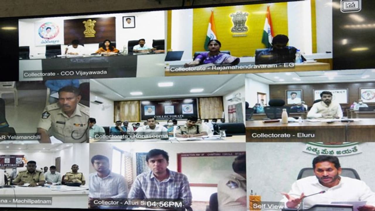 వచ్చే 24 గంటలు అప్రమత్తంగా వుండండి.. అధికారులకు జగన్ ఆదేశాలు, ప్రత్యేకాధికారుల నియామకం వచ్చే 24 గంటలు అప్రమత్తంగా వుండండి.. అధికారులకు జగన్ ఆదేశాలు, ప్రత్యేకాధికారుల నియామకం