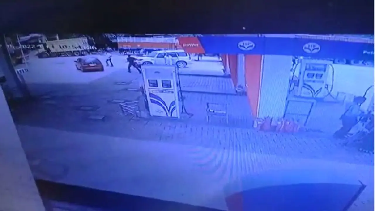 बूंदी में पेट्रोल भरवा रहे कार मालिक पर फायरिंग, जान बचाकर भागा तो 2.5 km दूर कीचड़ में फंसी गाड़ी लेकिन...