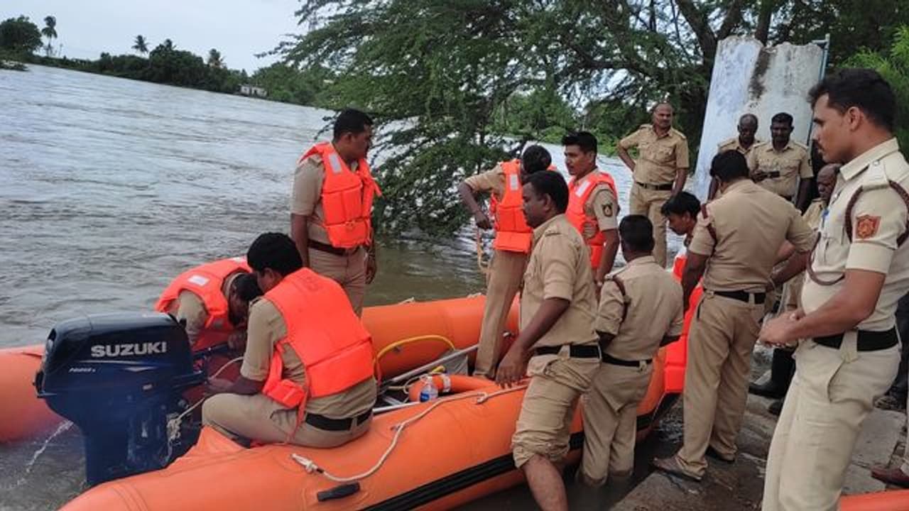 ತುಂಗಭದ್ರಾ ನದಿಗೆ ಸ್ನಾನಕ್ಕೆಂದು ಇಳಿದ ಅರ್ಚಕ ನೀರು ಪಾಲು: ಅಗ್ನಿಶಾಮಕ ಸಿಬ್ಬಂದಿಯಿಂದ ಶೋಧ