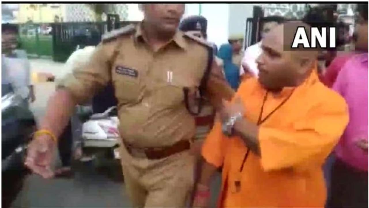 ലഖ്നൗ ലുലു മാളിനകത്ത് സുന്ദരകാണ്ഡം ചൊല്ലാൻ ശ്രമിച്ചു; മൂന്ന് പേരെ പൊലീസ് കസ്റ്റഡിയിലെടുത്തു ലഖ്നൗ ലുലു മാളിനകത്ത് സുന്ദരകാണ്ഡം ചൊല്ലാൻ ശ്രമിച്ചു; മൂന്ന് പേരെ പൊലീസ് കസ്റ്റഡിയിലെടുത്തു