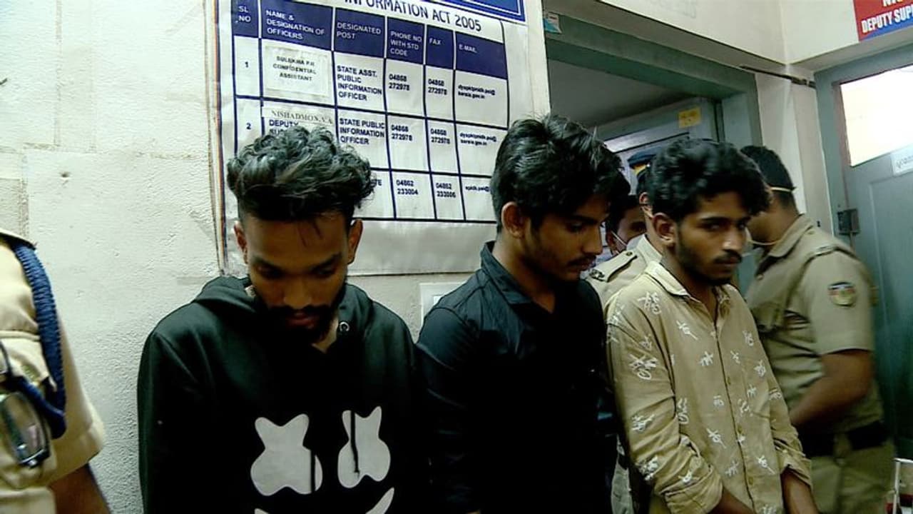 പട്ടാപ്പകല് വയോധികയുടെ മാല ബൈക്കിലെത്തി പൊട്ടിച്ചു; മൂന്നൂപേര് പിടിയില് പട്ടാപ്പകല് വയോധികയുടെ മാല ബൈക്കിലെത്തി പൊട്ടിച്ചു; മൂന്നൂപേര് പിടിയില്