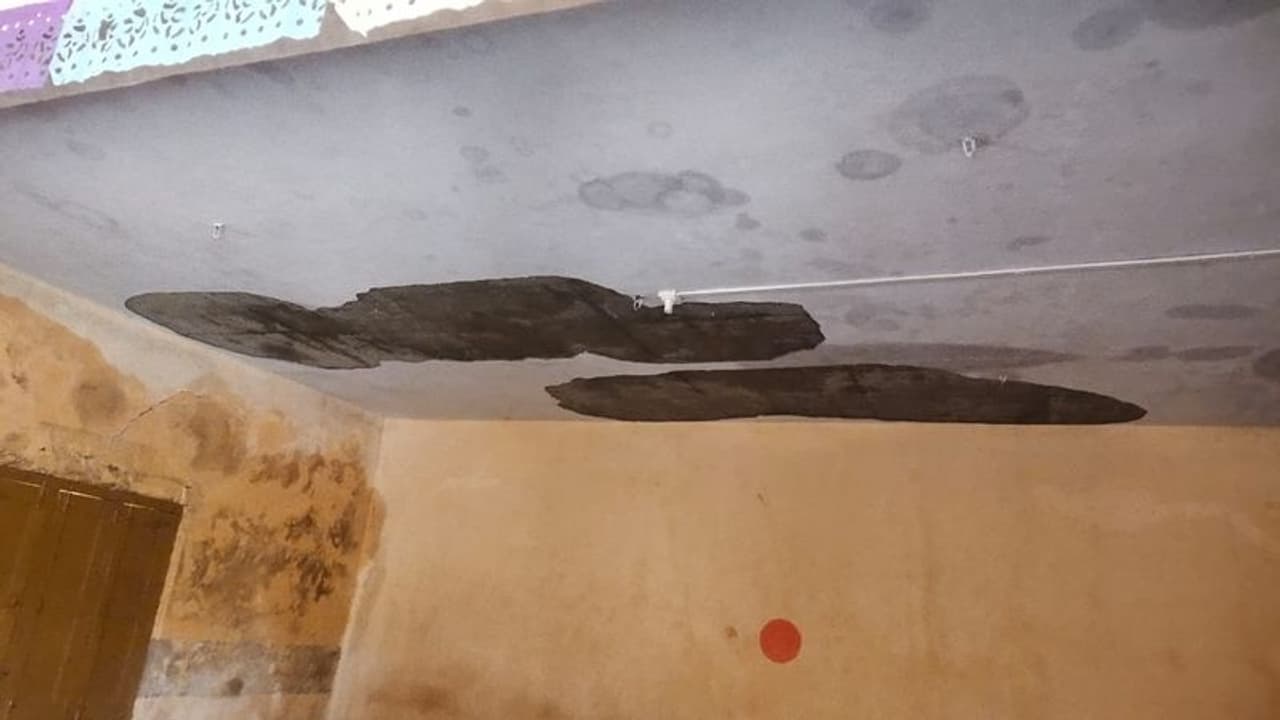 ಸೋರುತ್ತಿರುವ ಶಾಲೆ : ಆತಂಕದಲ್ಲೇ ಮಕ್ಕಳಿಗೆ ಪಾಠ ಹೇಳುತ್ತಿರುವ ಶಿಕ್ಷಕರು