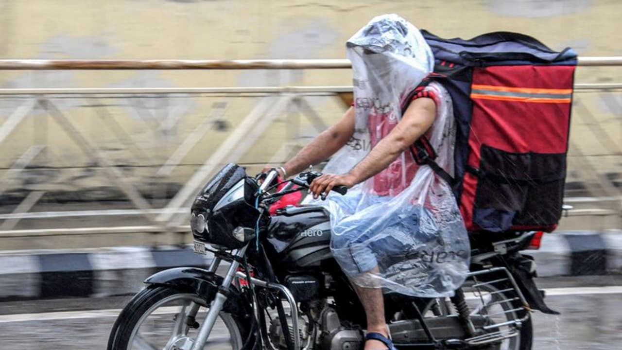 Monsoon Update: गुजरात, विदर्भ, गोवा, मध्य प्रदेश सहित कई राज्यों में भारी बारिश का अलर्ट, ये है पूरी डिटेल्स Monsoon Update: गुजरात, विदर्भ, गोवा, मध्य प्रदेश सहित कई राज्यों में भारी बारिश का अलर्ट, ये है पूरी डिटेल्स
