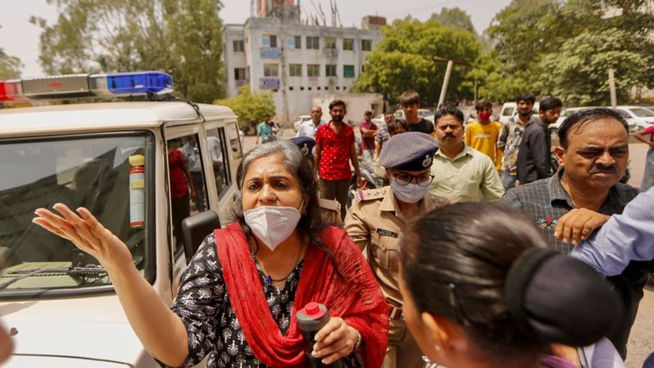 तीस्ता सीतलवाड़ पर चौंकाने वाली SIT रिपोर्ट: राज्यसभा जाने की तमन्ना, अहमद पटेल से मिले पैसे, लाखों का खेल