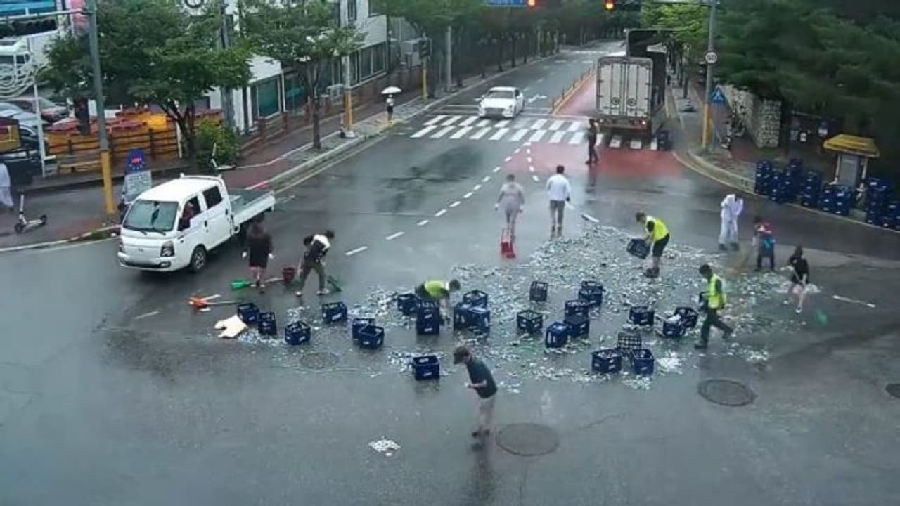 ट्रक में भरी शराब सड़क पर गिर गई, देखिए लोगों ने पलभर में किया कुछ ऐसा... कंपनी बोली हम इनका सम्मान करेंगे 