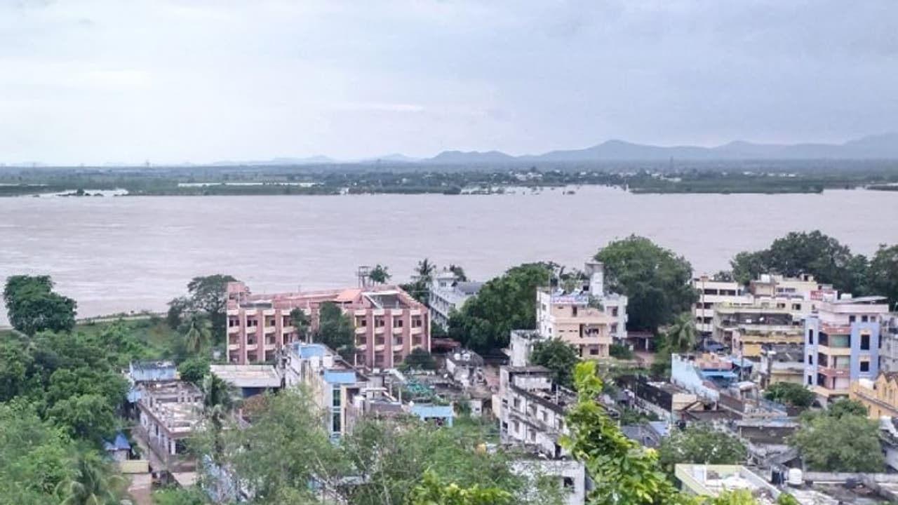 భద్రాచలం బంద్కు కాంగ్రెస్, వామపక్షాల పిలుపు.. ఎందుకంటే..? భద్రాచలం బంద్కు కాంగ్రెస్, వామపక్షాల పిలుపు.. ఎందుకంటే..?