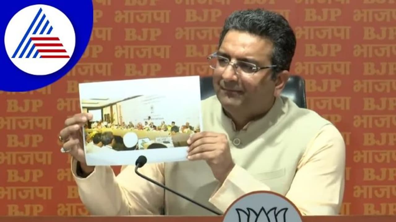 ಪಾಕ್ ಗೂಢಚಾರಿ ಪತ್ರಕರ್ತನ ಜತೆ ಅನ್ಸಾರಿ ಫೋಟೋ! ಪಾಕ್ ಗೂಢಚಾರಿ ಪತ್ರಕರ್ತನ ಜತೆ ಅನ್ಸಾರಿ ಫೋಟೋ!