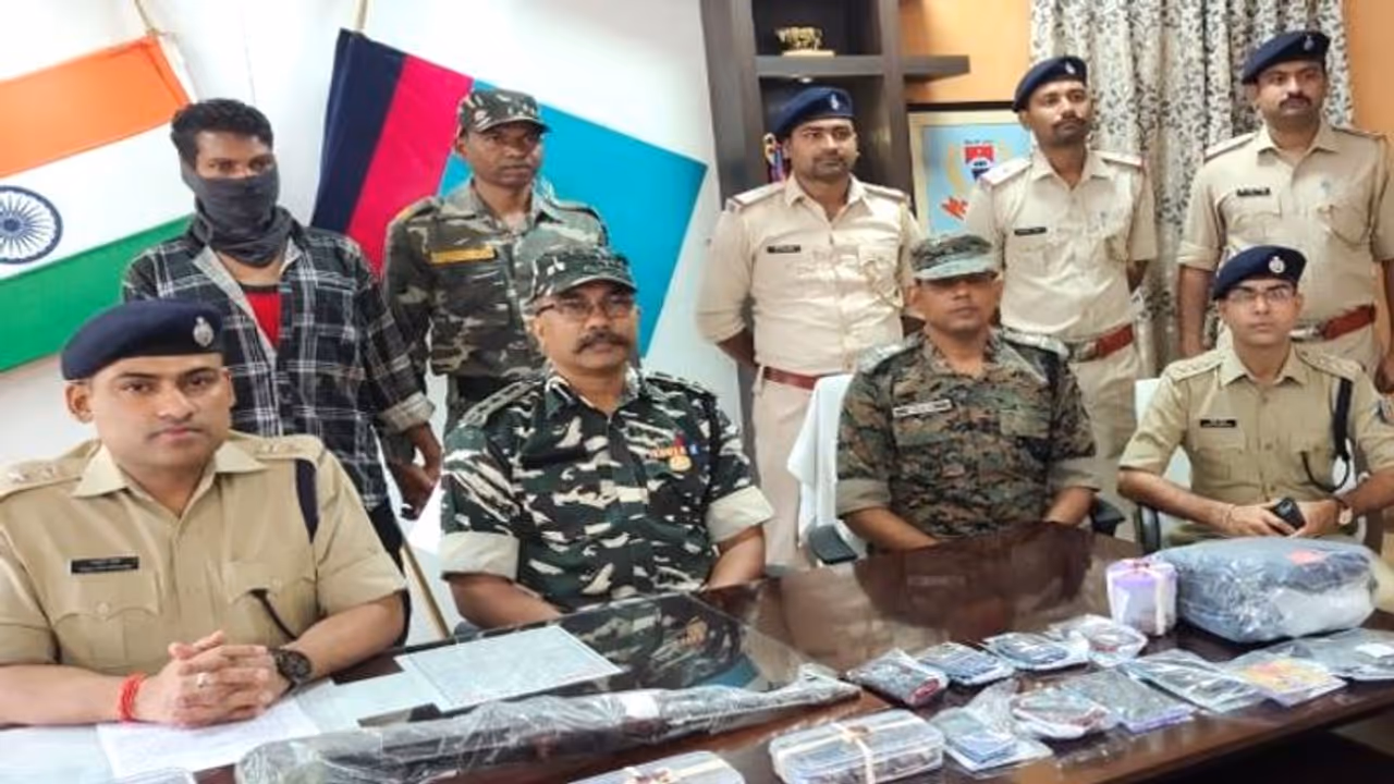 चाईबासा में 2 लाख का इनामी PLFI का जोनल कमांडर संतोष AK 47 के साथ गिरफ्तार चाईबासा में 2 लाख का इनामी PLFI का जोनल कमांडर संतोष AK 47 के साथ गिरफ्तार