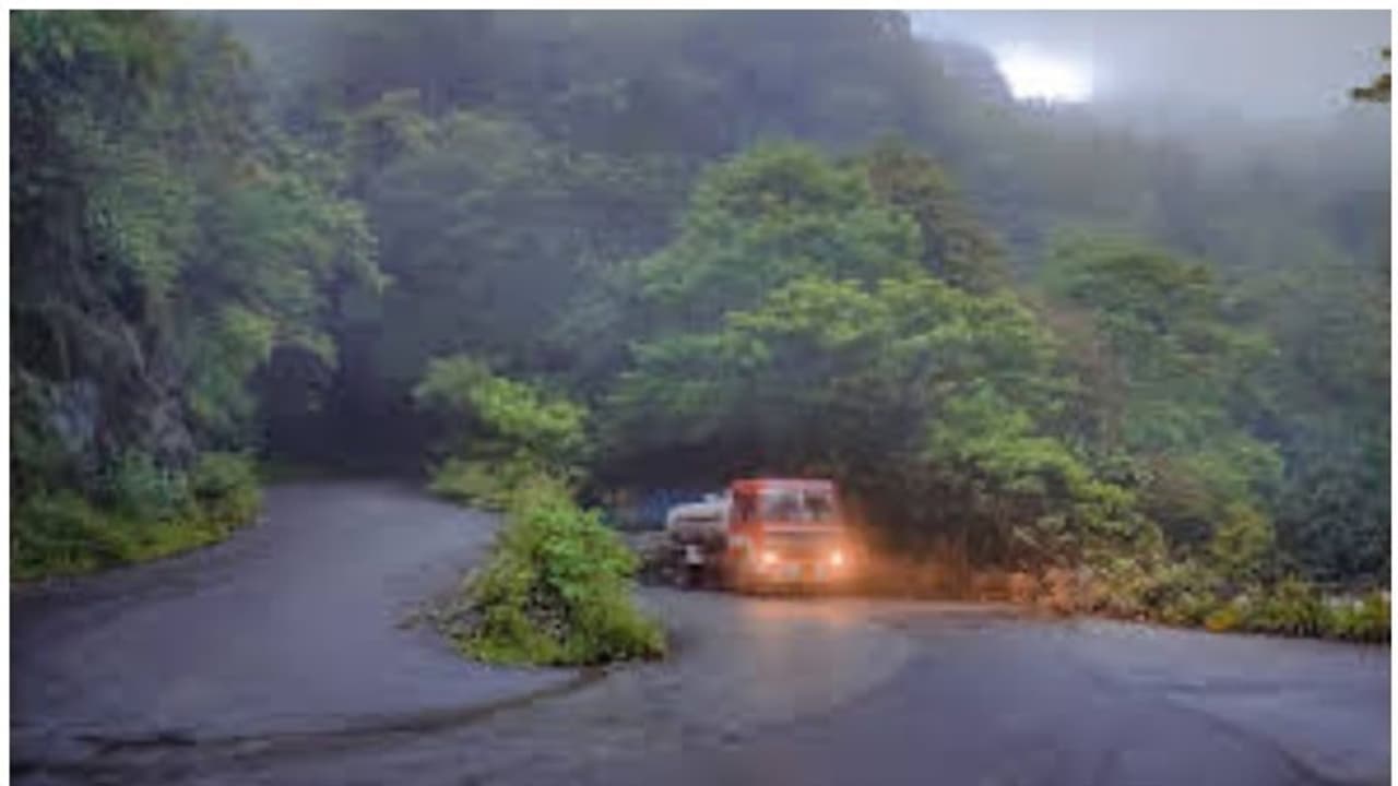 അട്ടപ്പാടി ചുരത്തിലെ ഗതാഗത നിയന്ത്രണം പിൻവലിച്ചു; ചുരം റോഡിലൂടെ വാഹനങ്ങൾ കടത്തിവിട്ടു തുടങ്ങി അട്ടപ്പാടി ചുരത്തിലെ ഗതാഗത നിയന്ത്രണം പിൻവലിച്ചു; ചുരം റോഡിലൂടെ വാഹനങ്ങൾ കടത്തിവിട്ടു തുടങ്ങി