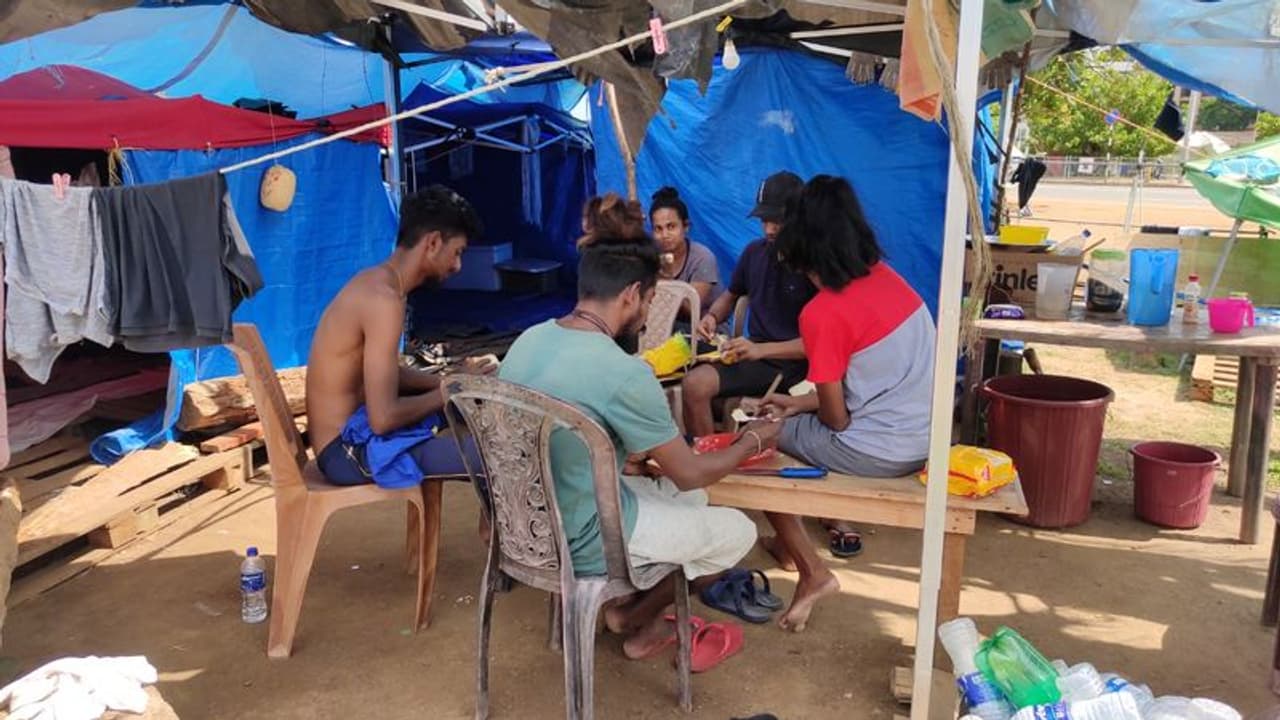 இலங்கையில் போதிய உணவு கிடைக்காமல் 60 லட்சம் மக்கள் பரிதவிப்பு; அலற வைக்கும் புள்ளி விவரங்கள்!! இலங்கையில் போதிய உணவு கிடைக்காமல் 60 லட்சம் மக்கள் பரிதவிப்பு; அலற வைக்கும் புள்ளி விவரங்கள்!!