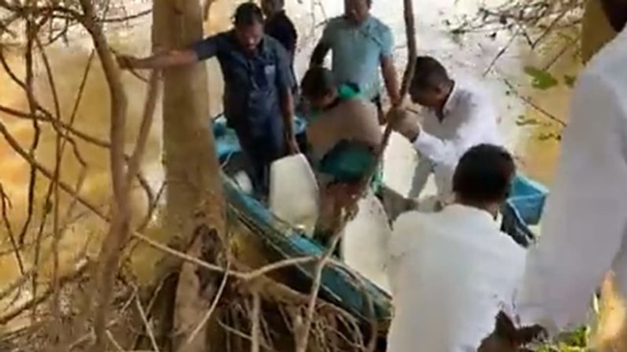 ఎమ్మెల్యే సీతక్కకు తప్పిన ప్రమాదం.. వరద బాధితులను పరామర్శించి తిరిగి వస్తుండగా.. ఎమ్మెల్యే సీతక్కకు తప్పిన ప్రమాదం.. వరద బాధితులను పరామర్శించి తిరిగి వస్తుండగా..