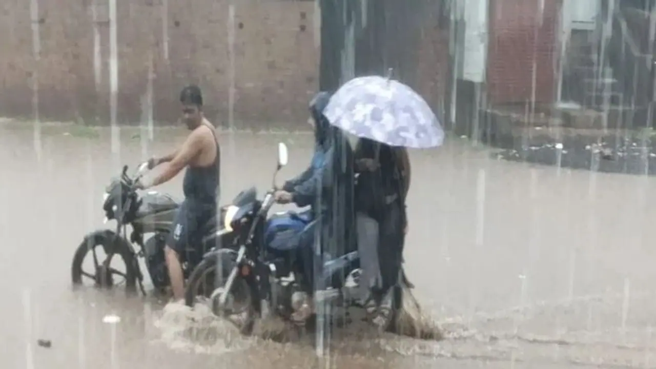 राजस्थान में दो दिनों तक भारी बारिश का अलर्ट, कई जिलों में बन सकती है बाढ़ की स्थिति राजस्थान में दो दिनों तक भारी बारिश का अलर्ट, कई जिलों में बन सकती है बाढ़ की स्थिति