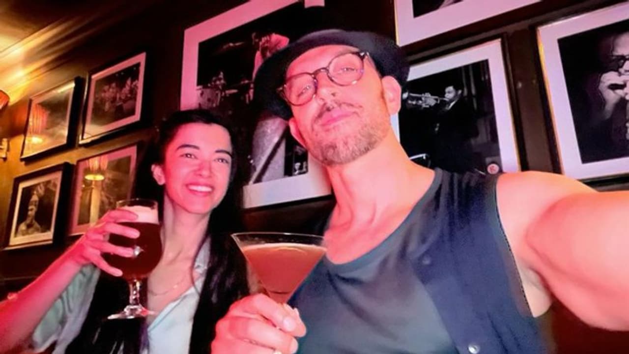 गर्लफ्रेंड के साथ घूमते नजर आए ऋतिक, एक्स वाइफ सुजैन ने किया ऐसा कमेंट की यूजर्स ने कर दी कंगना से तुलना