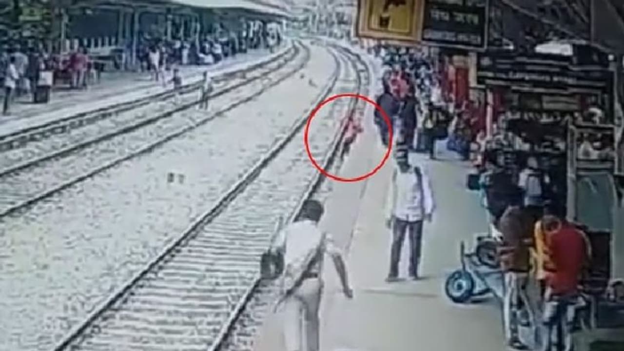 ട്രെയിൻ വരുന്നതിന് തൊട്ടുമുമ്പ് പാളത്തിലേക്ക് വീണു; നെഞ്ചിടിക്കുന്ന വീഡിയോ