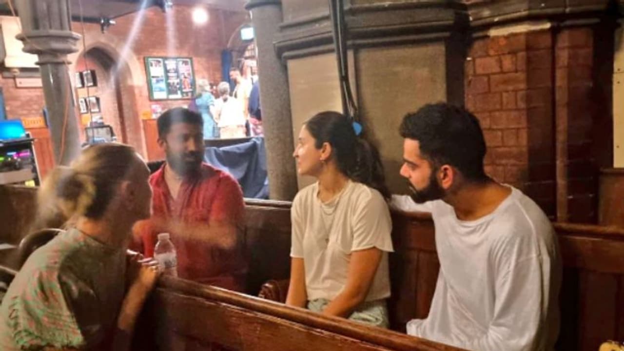 রানে ফিরতে এবার ভগবানের কাছে বিরাট কোহলি, লন্ডনে অনুষ্কাকে নিয়ে শুনলেন কীর্তন 