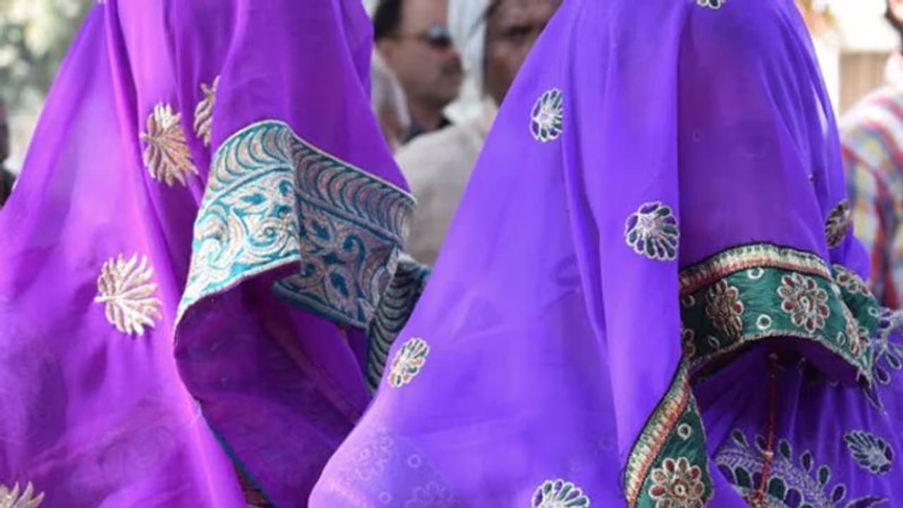 पति की जिंदगी बचाने के लिए दो युवतियों ने आपस में रचा ली शादी, पंचायत ने अमान्य करार देकर परिवार को सुनाई सजा पति की जिंदगी बचाने के लिए दो युवतियों ने आपस में रचा ली शादी, पंचायत ने अमान्य करार देकर परिवार को सुनाई सजा