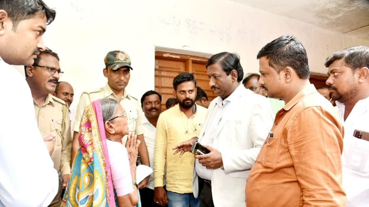 ವಿಜಯಪುರ ಡಿಸಿ ನಡೆ ಹಳ್ಳಿ ಕಡೆ: ತಮ್ಮೂರಿನ ಸಮಸ್ಯೆಗಳನ್ನು ಒಂದೊಂದಾಗಿ ಬಿಚ್ಚಿಟ್ಟ ಜನರು