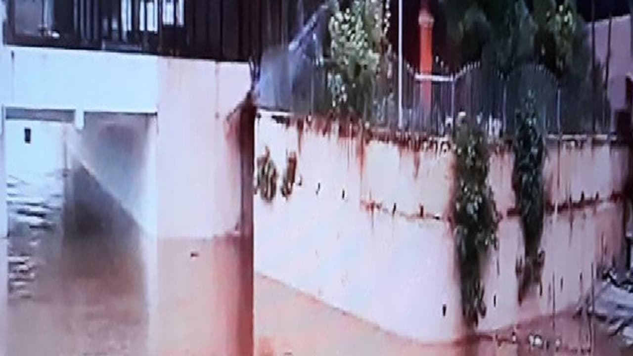 ದ್ವೀಪದಂತಾಗಿರುವ ಉಕ್ಕಡಗಾತ್ರಿ ಕ್ಷೇತ್ರ: ಭಕ್ತರು ಎಚ್ಚರ ವಹಿಸುವಂತೆ ಜಿಲ್ಲಾಡಳಿತ ಸೂಚನೆ ದ್ವೀಪದಂತಾಗಿರುವ ಉಕ್ಕಡಗಾತ್ರಿ ಕ್ಷೇತ್ರ: ಭಕ್ತರು ಎಚ್ಚರ ವಹಿಸುವಂತೆ ಜಿಲ್ಲಾಡಳಿತ ಸೂಚನೆ