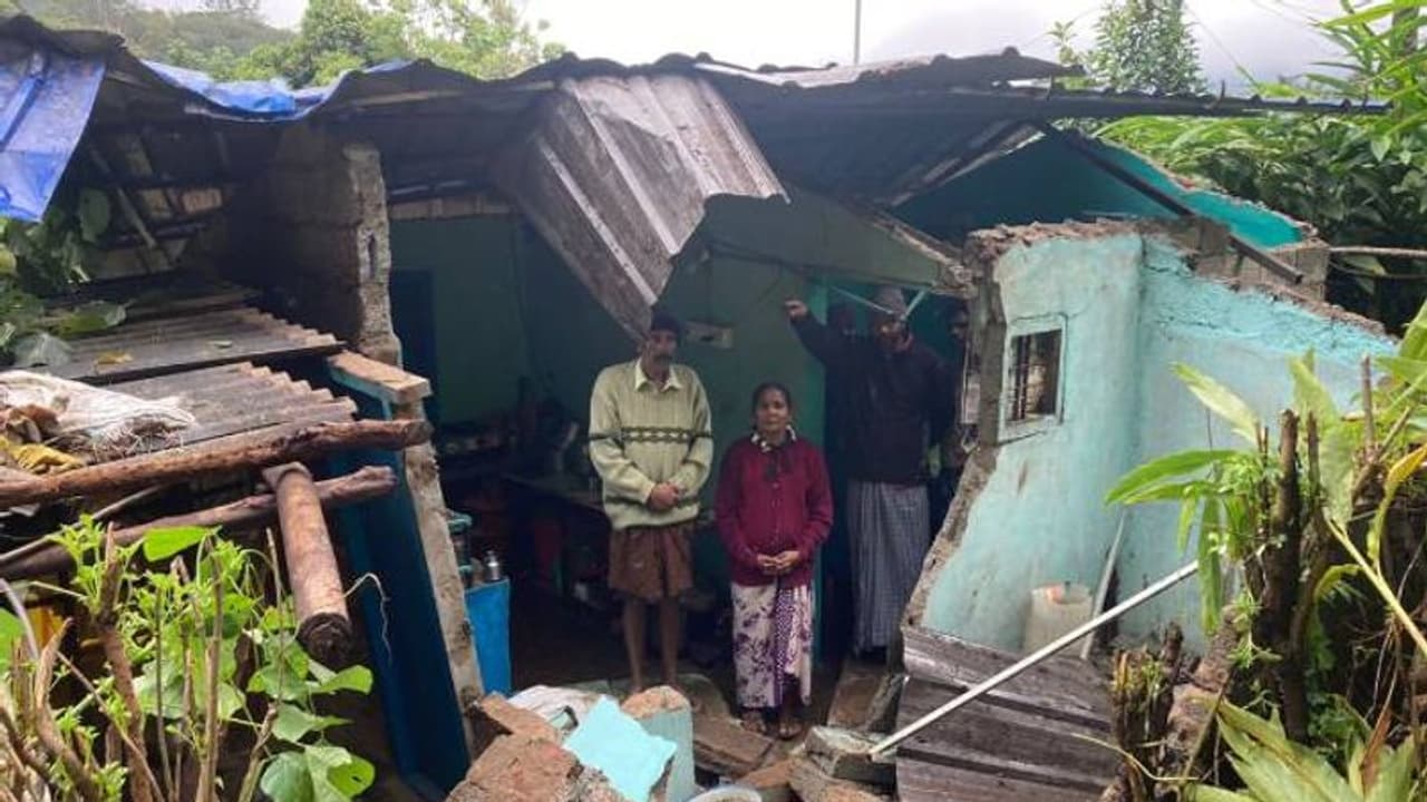 ചിന്നക്കനാലിൽ വീണ്ടും കാട്ടാന ആക്രമണം, വീട് തകർത്ത് വീട്ടുപകരണങ്ങൾ നശിപ്പിച്ചു, ആഹാരവും കഴിച്ച് മടക്കം ചിന്നക്കനാലിൽ വീണ്ടും കാട്ടാന ആക്രമണം, വീട് തകർത്ത് വീട്ടുപകരണങ്ങൾ നശിപ്പിച്ചു, ആഹാരവും കഴിച്ച് മടക്കം