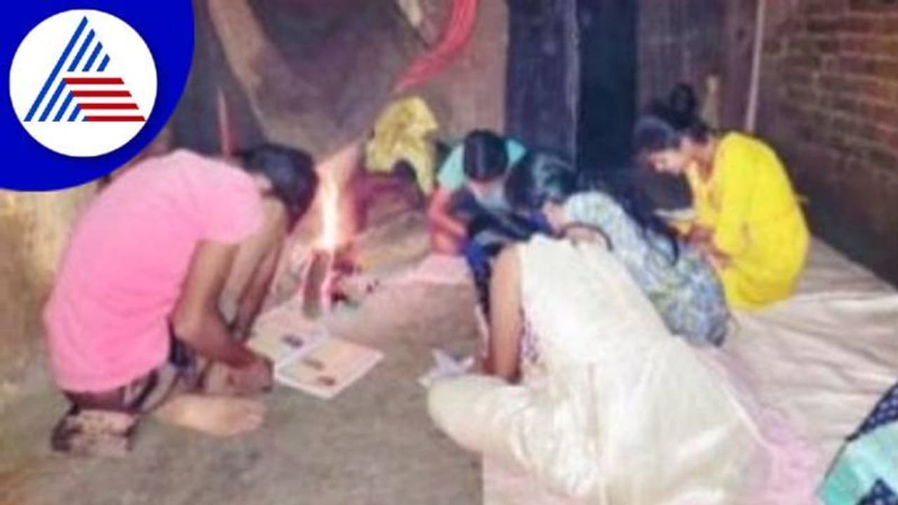 ಜೋಯಿಡಾ: ಒಲೆ ಬೆಂಕಿಯ ಬೆಳಕಲ್ಲಿ ಮಕ್ಕಳ ವಿದ್ಯಾಭ್ಯಾಸ..!