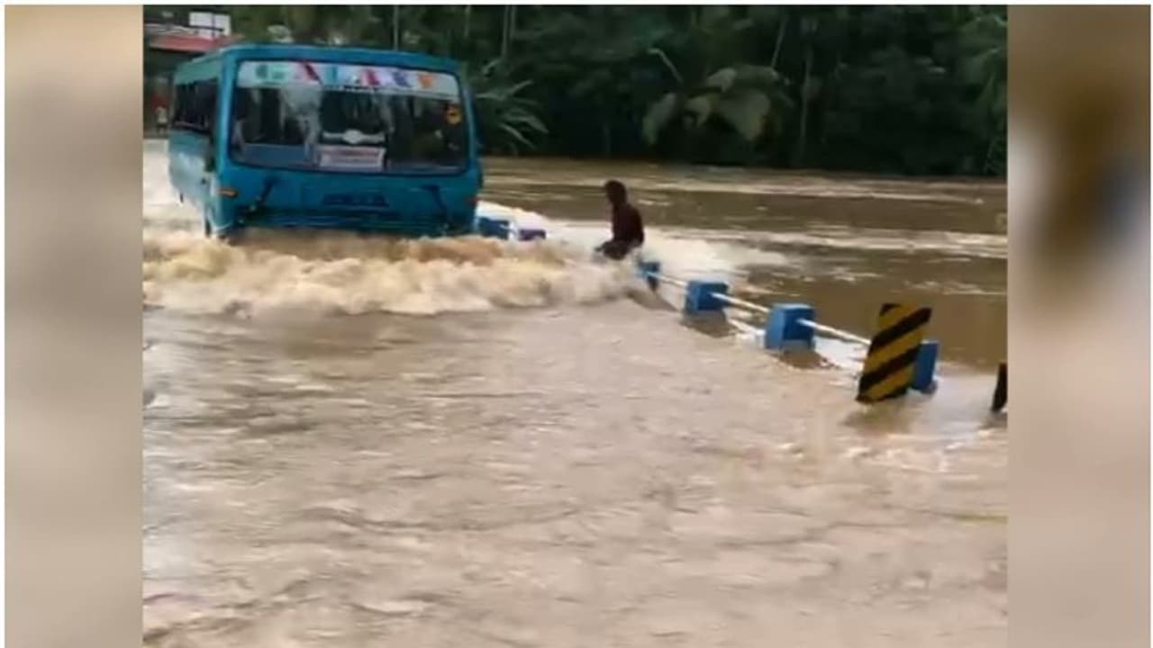 വെള്ളത്തിൽ മുങ്ങിയ പാലത്തിലൂടെ സാഹസിക യാത്ര; ബസിന് പിഴ ചുമത്തി ട്രാഫിക് പൊലീസ് വെള്ളത്തിൽ മുങ്ങിയ പാലത്തിലൂടെ സാഹസിക യാത്ര; ബസിന് പിഴ ചുമത്തി ട്രാഫിക് പൊലീസ്