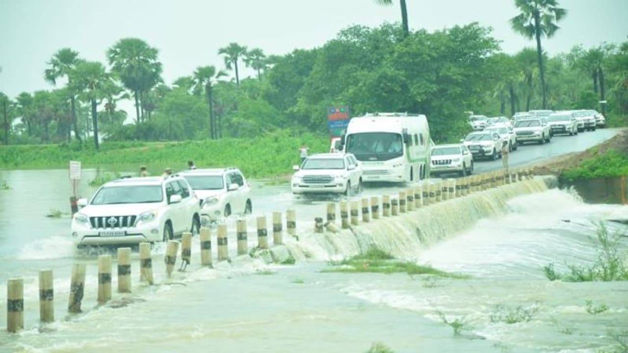 వికారాబాద్ లో నూతన కలెక్టరేట్ భవనం ప్రారంభం: కేసీఆర్ కాన్వాయ్ ను అడ్డగించేందుకు బీజేపీ యత్నం వికారాబాద్ లో నూతన కలెక్టరేట్ భవనం ప్రారంభం: కేసీఆర్ కాన్వాయ్ ను అడ్డగించేందుకు బీజేపీ యత్నం