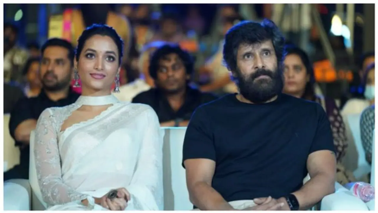 விக்ரமின் கோப்ரா "தரங்கிணி" லிரிக் வீடியோ..வைரலாகும் கேஜிஎப் நாயகியின் சேலை கிளாமர் கிளிப்ஸ்! விக்ரமின் கோப்ரா "தரங்கிணி" லிரிக் வீடியோ..வைரலாகும் கேஜிஎப் நாயகியின் சேலை கிளாமர் கிளிப்ஸ்!