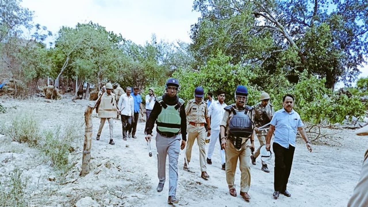 कन्नौज बवाल: DM SP पर गिरी गाज, मंदिर में मांस मिलने के बाद फूंक दी गई थी मीट की दुकान, जानिए किसे मिली तैनाती कन्नौज बवाल: DM SP पर गिरी गाज, मंदिर में मांस मिलने के बाद फूंक दी गई थी मीट की दुकान, जानिए किसे मिली तैनाती