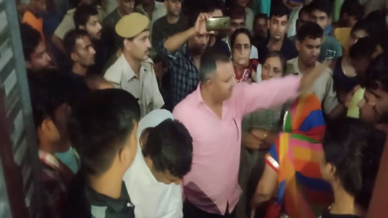 सीकर में भारी बारिश के बीच युवक के इस काम से मच गया बवाल, तीन घंटे तक परेशान रहा प्रशासन सीकर में भारी बारिश के बीच युवक के इस काम से मच गया बवाल, तीन घंटे तक परेशान रहा प्रशासन