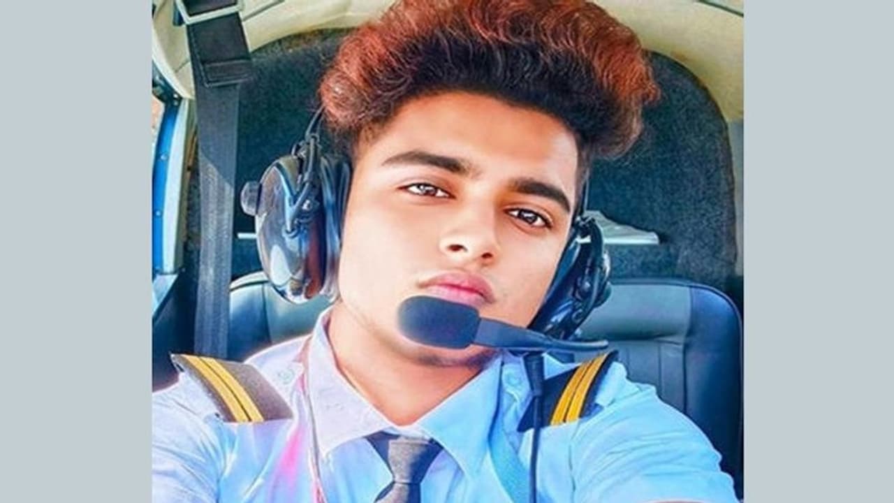 ये हैं देश के पहले ट्रांसजेंडर पायलट, विमान उड़ाने की ट्रेनिंग मिली, लेकिन लग रहा सपना पूरा न होने का डर ये हैं देश के पहले ट्रांसजेंडर पायलट, विमान उड़ाने की ट्रेनिंग मिली, लेकिन लग रहा सपना पूरा न होने का डर