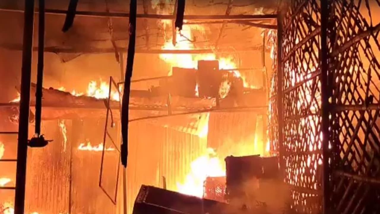 धौलपुर की फल मंडी में लगी भीषण आग, 50 लाख के फ्रूट जलकर खाक धौलपुर की फल मंडी में लगी भीषण आग, 50 लाख के फ्रूट जलकर खाक