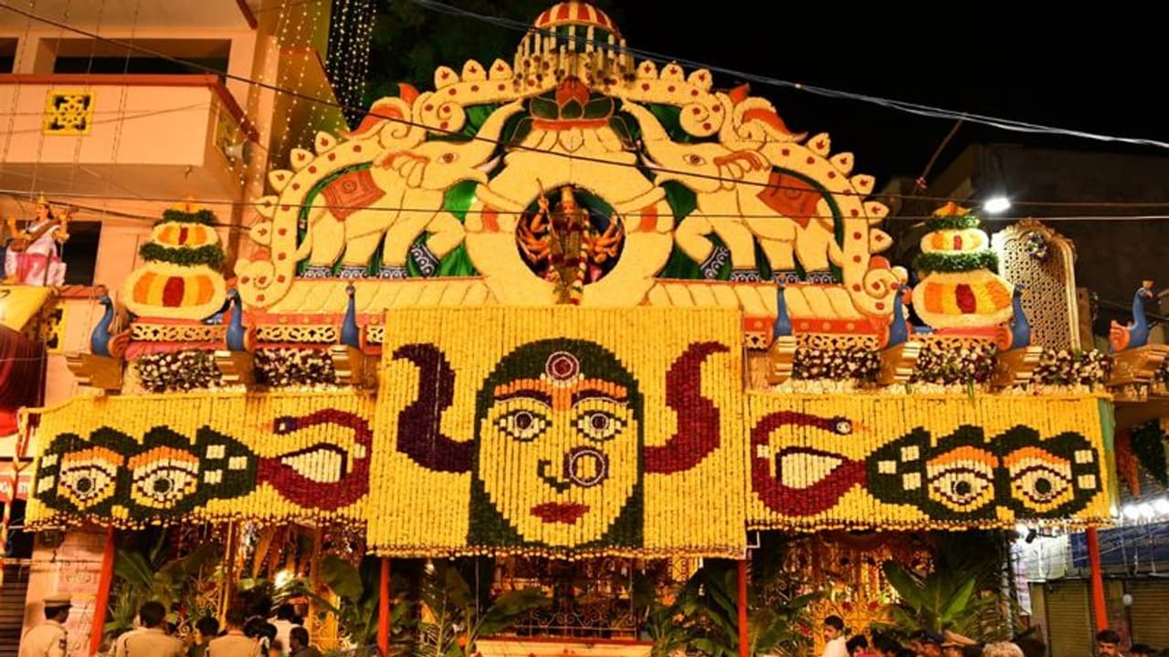 ఉజ్జయిని మహంకాళి అమ్మవారిని దర్శించుకున్న రేవంత్ రెడ్డి.. ఆలయం వద్ద కాంగ్రెస్ శ్రేణులను అడ్డుకున్న పోలీసులు.. ఉజ్జయిని మహంకాళి అమ్మవారిని దర్శించుకున్న రేవంత్ రెడ్డి.. ఆలయం వద్ద కాంగ్రెస్ శ్రేణులను అడ్డుకున్న పోలీసులు..