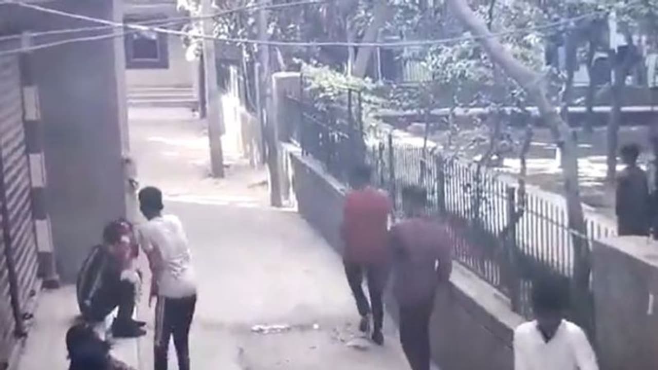 यह राम गोपाल वर्मा के किसी फिल्मी का सीन नहीं.. दिल्ली के बाजार की हकीकत है, जानिए यहां क्या हुआ 