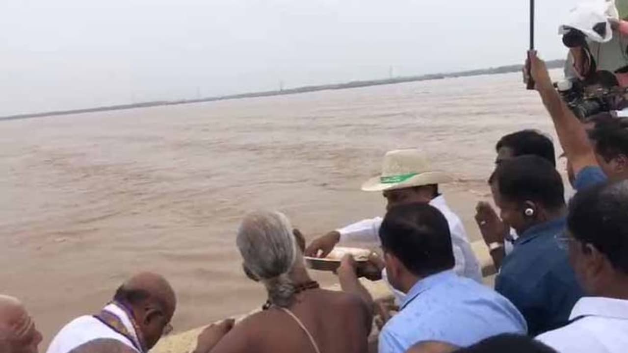 భద్రాచలానికి చేరుకున్న సీఎం కేసీఆర్: గోదావరికి పూజలు భద్రాచలానికి చేరుకున్న సీఎం కేసీఆర్: గోదావరికి పూజలు