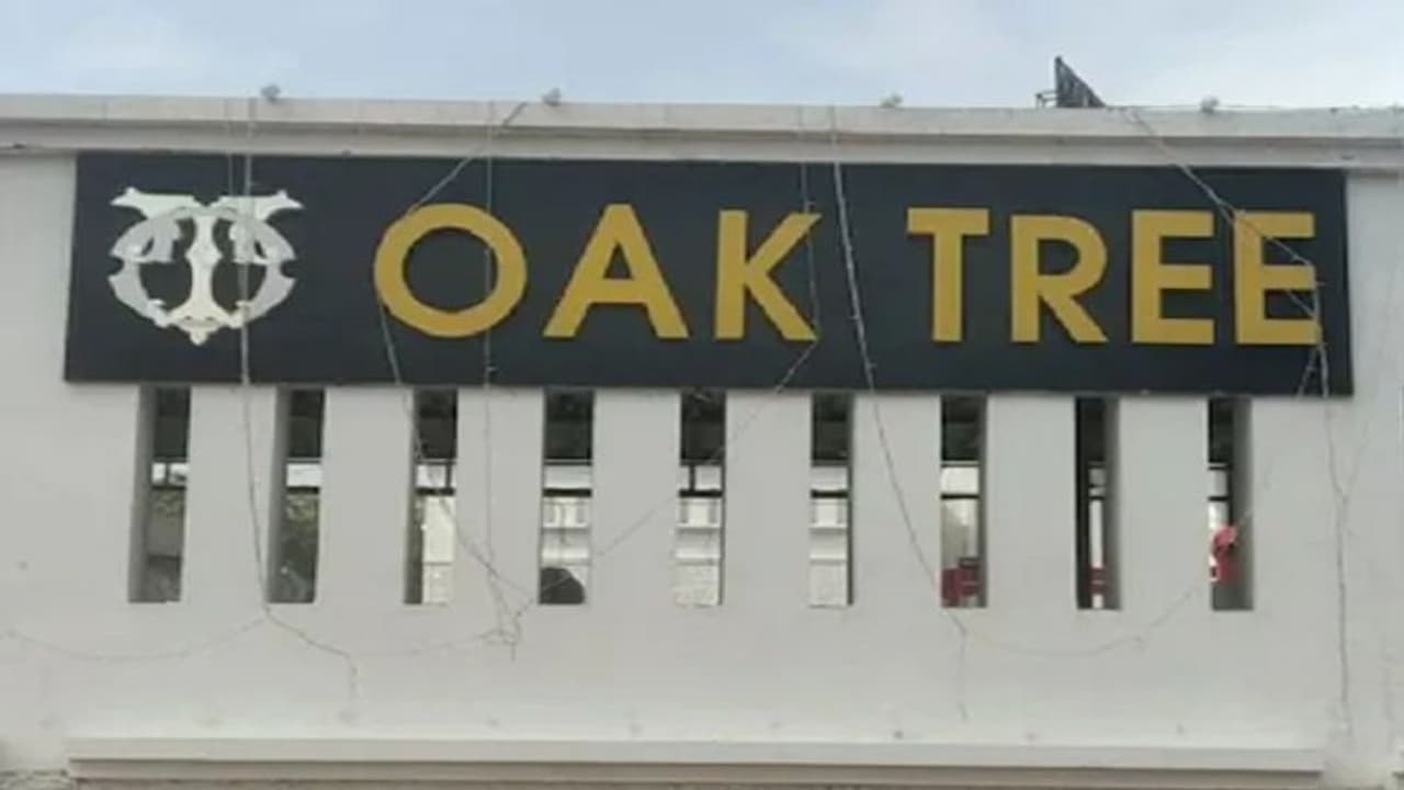 मेरठ: कोई बेडरूम में घुसा तो किसी ने खुद को टॉयलेट में किया बंद, कसीनो में छापेमारी के बाद पुलिस भी हुई हैरान मेरठ: कोई बेडरूम में घुसा तो किसी ने खुद को टॉयलेट में किया बंद, कसीनो में छापेमारी के बाद पुलिस भी हुई हैरान