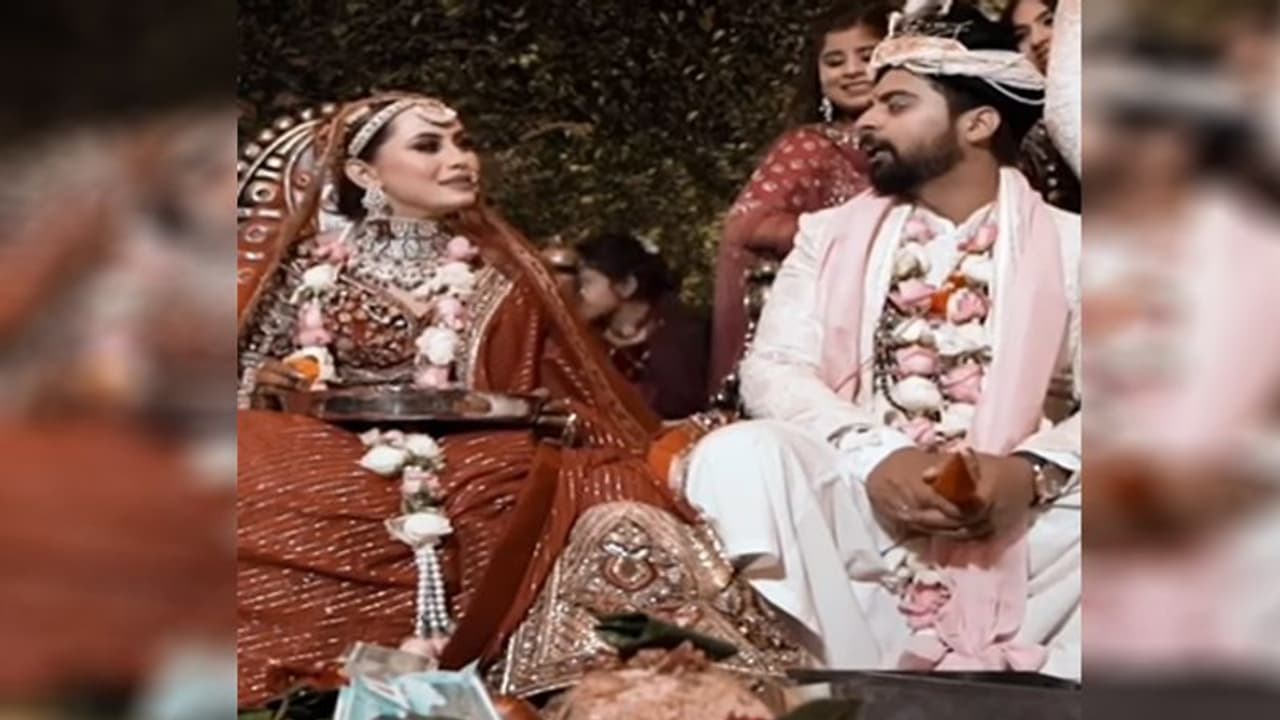 दुल्हन के उड़ गए होश जब 7 वचन लेने के दौरान लड़के ने रख दी ये शर्त, देखें Video दुल्हन के उड़ गए होश जब 7 वचन लेने के दौरान लड़के ने रख दी ये शर्त, देखें Video