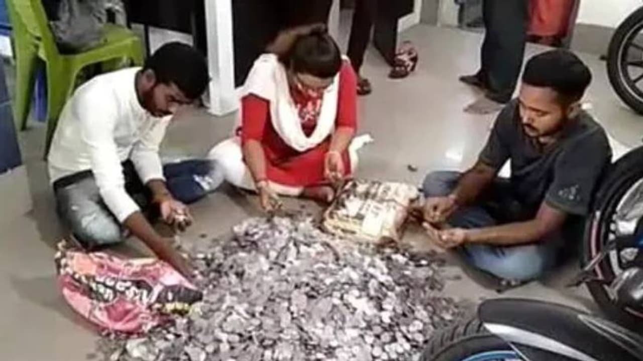 രണ്ട് ചാക്ക് നിറയെ നാണയങ്ങൾ, രണ്ടുരൂപ സൂക്ഷിച്ചുവച്ച് ബൈക്ക് വാങ്ങി കടയുടമ രണ്ട് ചാക്ക് നിറയെ നാണയങ്ങൾ, രണ്ടുരൂപ സൂക്ഷിച്ചുവച്ച് ബൈക്ക് വാങ്ങി കടയുടമ