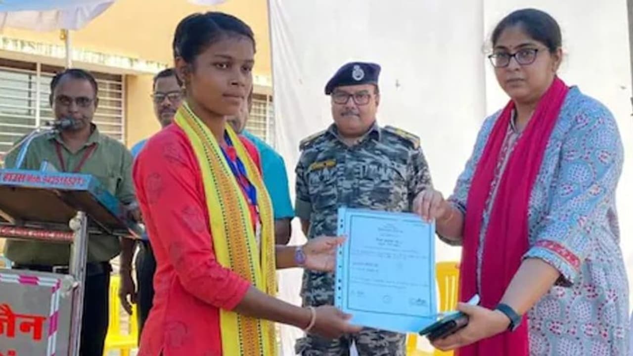 MP पंचायत चुनाव: कौन है ये 23 साल की लड़की, जिसने केंद्रीय मंत्री की बहन को हरा दिया MP पंचायत चुनाव: कौन है ये 23 साल की लड़की, जिसने केंद्रीय मंत्री की बहन को हरा दिया