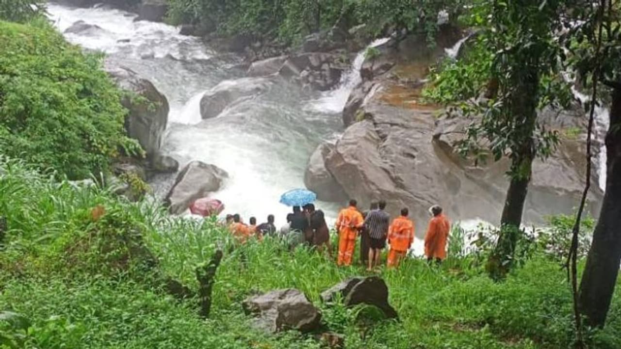 തുഷാരഗിരിയിൽ ഒഴുക്കിൽപ്പെട്ടത് ബേപ്പൂർ സ്വദേശി തുഷാരഗിരിയിൽ ഒഴുക്കിൽപ്പെട്ടത് ബേപ്പൂർ സ്വദേശി