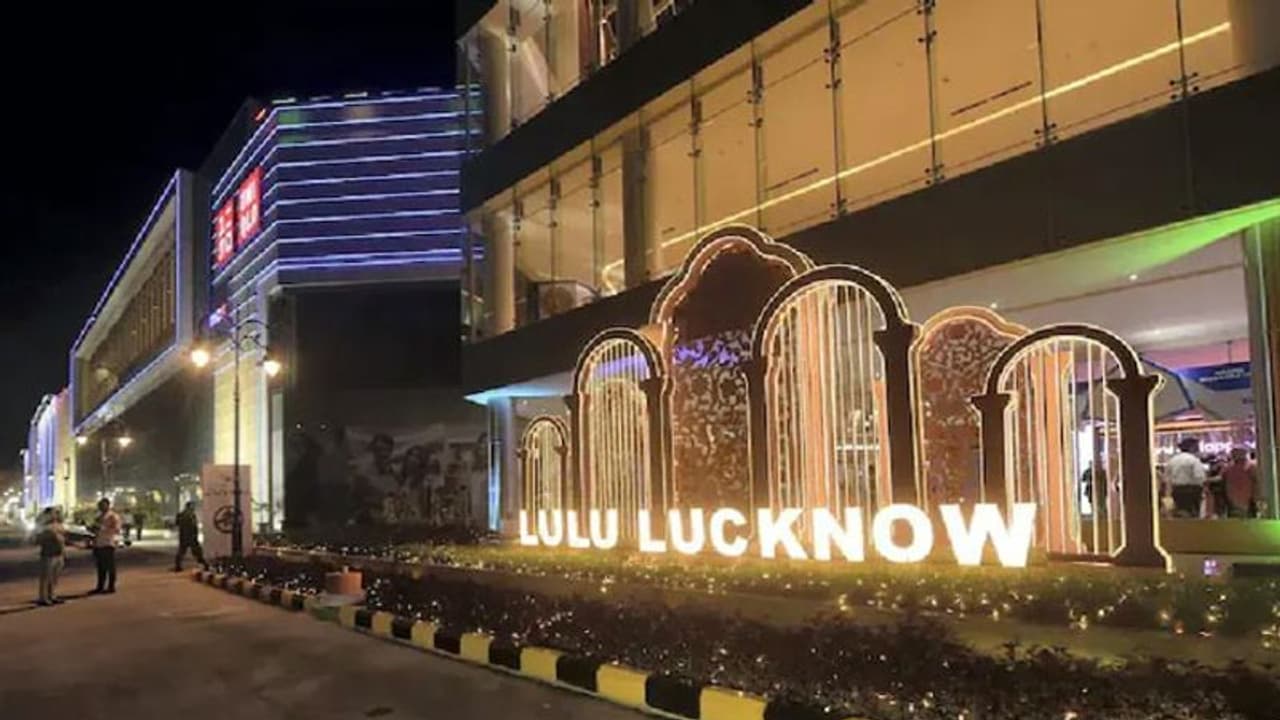 लुलु मॉल पर अखिलेश के सवाल के बाद सीएम योगी ने कसे अफसरों के पेच, कहा राजनीति का अड्डा बना दिया लुलु मॉल पर अखिलेश के सवाल के बाद सीएम योगी ने कसे अफसरों के पेच, कहा राजनीति का अड्डा बना दिया